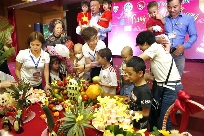 Trong ảnh: Các bệnh nhi mắc bệnh hiểm nghèo, có có hoàn cảnh đặc biệt khó khăn vui Tết Trung thu tại bệnh viện Bạch Mai (2019). Ảnh: Dương Ngọc – TTXVN 