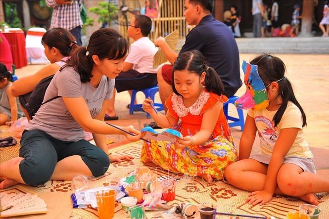 Trong ảnh: Bố mẹ và các bé cùng nhau vẽ chiếc mặt nạ cho riêng mình tại 