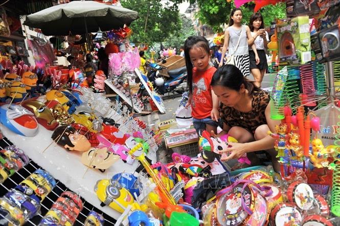 Trong ảnh: Các bé được bố mẹ cho đi mua đồ chơi tại phố Hàng Mã (Hà Nội) nhân Tết Trung thu (2015) . Ảnh: Minh Đức – TTXVN