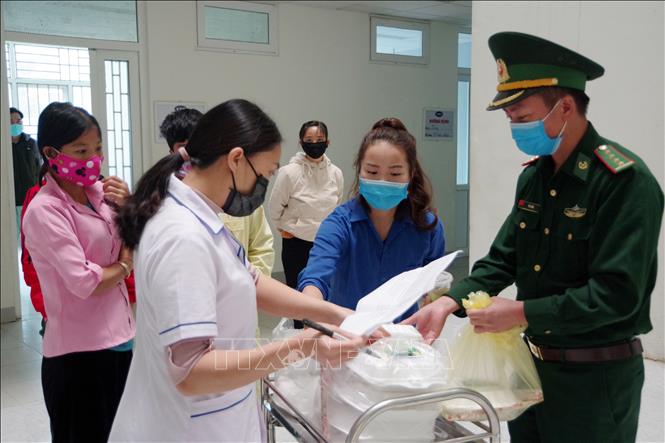 Trong ảnh: Gần một tuần, đều đặn ngày 2 lượt, Vợ chồng ảnh Cứ A Súa (Bí thư đoàn cơ sở cơ quan và trợ lý thanh niên của Bộ Chỉ huy Biên phòng tỉnh Lai Châu) ở bản Cư Nhà La (xã Sùng Phài, thành phố Lai Châu) hỗ trợ từ 170 - 200 suất cơm miễn phí cho bệnh nhân và người nhà bệnh nhân nghèo đang điều trị tại Bệnh viện Đa khoa Lai Châu gặp khó khăn trong đợt giãn cách xã hội phòng, chống COVID-19. Ảnh: Việt Hoàng - TTXVN