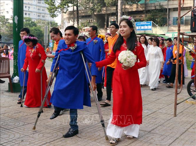 Trong ảnh: Niềm hạnh phúc của những cặp vợ chồng khuyết tật trong lễ cưới tập thể cho 50 cặp vợ chồng người khuyết tật có hoàn cảnh khó khăn ở thành phố Hồ Chí Minh và các địa phương phía Nam (27/12/2019). Ảnh: Xuân Khu - TTXVN