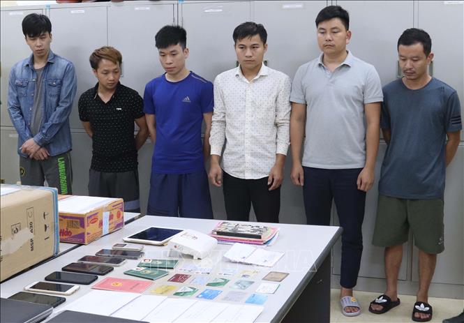 Trong ảnh: Các đối tượng cùng tang vật tại cơ quan Công an. Ảnh: Nguyễn Cường - TTXVN