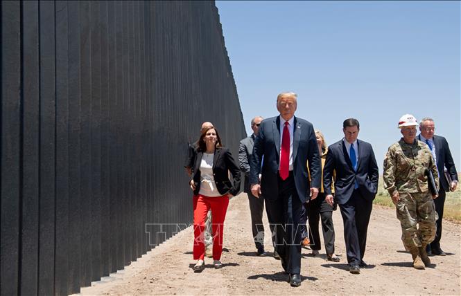 Trong ảnh: Tổng thống Mỹ Donald Trump (phía trước) thị sát khu vực tường biên giới giữa Mỹ và Mexico tại bang Arizona ngày 23/6/2020. Ảnh: AFP/TTXVN