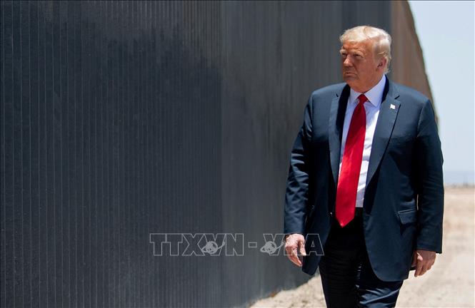 Trong ảnh: Tổng thống Mỹ Donald Trump (phía trước) thị sát khu vực tường biên giới giữa Mỹ và Mexico tại bang Arizona ngày 23/6/2020. Ảnh: AFP/TTXVN