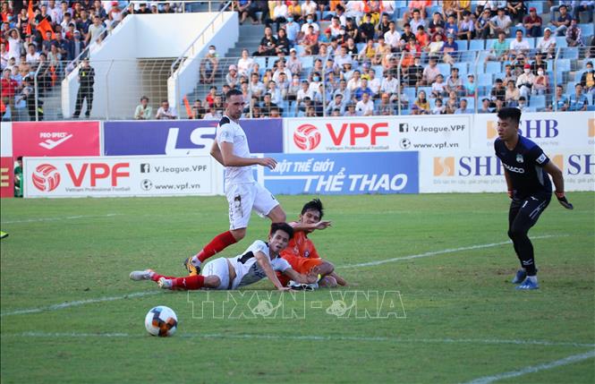 Trong ảnh: Pha tranh bóng quyết liệt giữa cầu thủ 2 đội. Ảnh: Trần Lê Lâm - TTXVN 