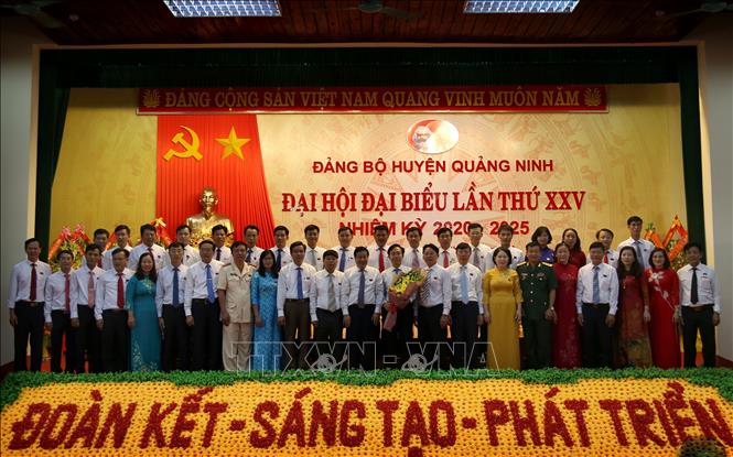 Trong ảnh: Ban Chấp hành Đảng bộ huyện Quảng Ninh (Quảng Bình), nhiệm kỳ 2020-2025 ra mắt Đại hội. Ảnh: Văn Tý-TTXVN