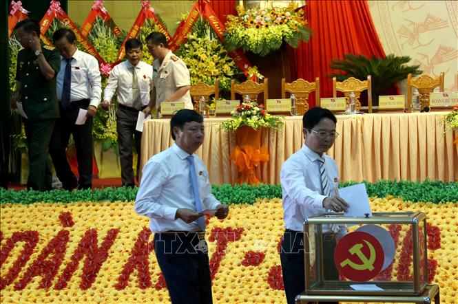 Trong ảnh: Các đại biểu bỏ phiếu bầu Ban Chấp hành Đảng bộ huyện Quảng Ninh (Quảng Bình), nhiệm kỳ 2020-2025. Ảnh: Văn Tý-TTXVN