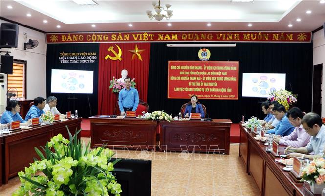 Trong ảnh: Đồng chí Nguyễn Đình Khang, Chủ tịch Tổng Liên đoàn Lao động Việt Nam và đồng chí Nguyễn Thanh Hải, Bí thư Tỉnh ủy Thái Nguyên làm việc với Ban thường vụ Liên đoàn Lao động tỉnh Thái Nguyên. Ảnh:Thu Hằng-TTXVN