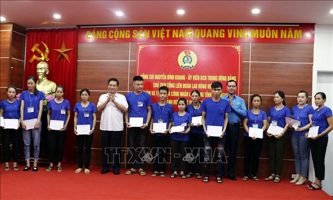 Trong ảnh:  Đồng chí Nguyễn Đình Khang, Chủ tịch Tổng Liên đoàn Lao động Việt Nam tặng quà cho 50 công nhân lao động có hoàn cảnh khó khăn của công ty Cổ phần Đầu tư và Thương mại TNG. Ảnh:Thu Hằng-TTXVN
