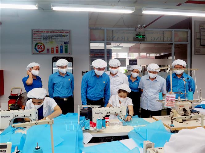 Trong ảnh:  Đồng chí Nguyễn Đình Khang, Chủ tịch Tổng Liên đoàn Lao động Việt Nam thăm quan dây chuyền sản xuất  tại công ty Cổ phần Đầu tư và Thương mại TNG.Ảnh:Thu Hằng-TTXVN
