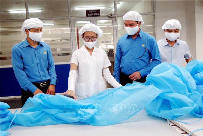 Trong ảnh:  Đồng chí Nguyễn Đình Khang, Chủ tịch Tổng Liên đoàn Lao động Việt Nam thăm quan dây chuyền sản xuất  tại công ty Cổ phần Đầu tư và Thương mại TNG.  Ảnh:Thu Hằng-TTXVN
                      