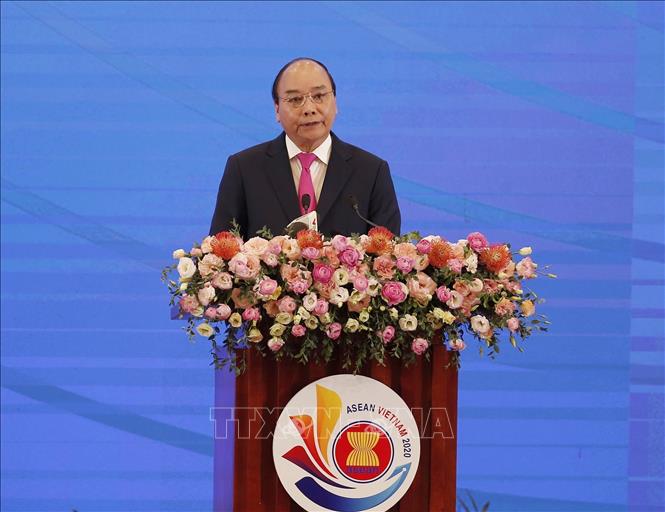 Photo: Vietnam’s Prime Minister Nguyen Xuan Phuc delivers the summit’s opening speech. VNA Photo