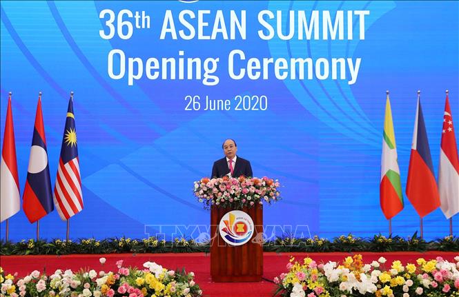 Photo: Vietnam’s Prime Minister Nguyen Xuan Phuc delivers the summit’s opening speech. VNA Photo
