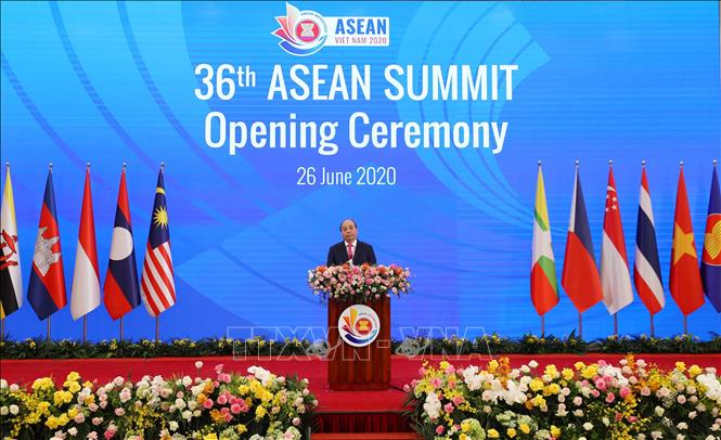 Photo: Vietnam’s Prime Minister Nguyen Xuan Phuc delivers the summit’s opening speech. VNA Photo