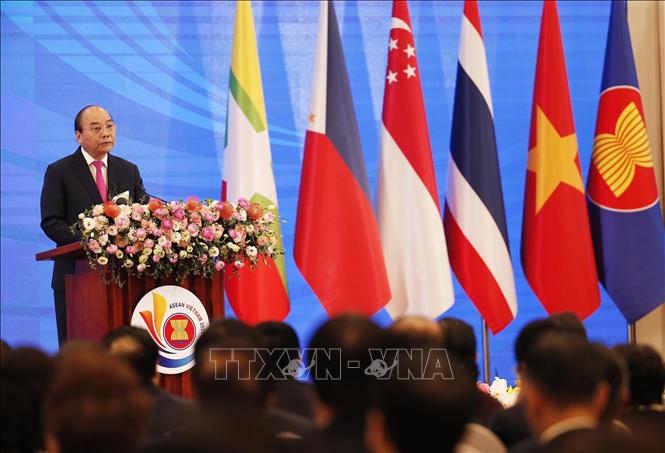 Photo: Vietnam’s Prime Minister Nguyen Xuan Phuc delivers the summit’s opening speech. VNA Photo