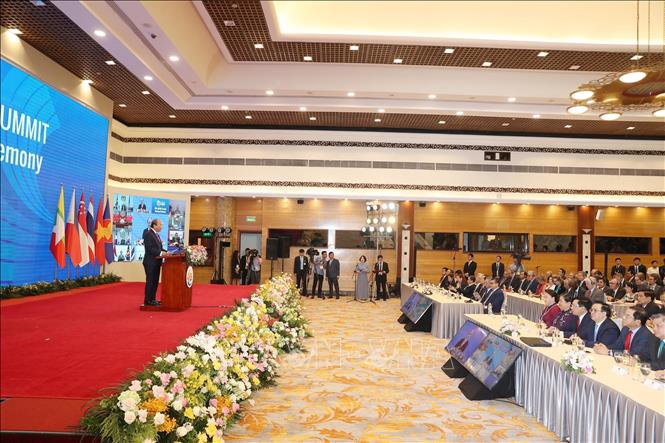 Photo: Vietnam’s Prime Minister Nguyen Xuan Phuc delivers the summit’s opening speech. VNA Photo