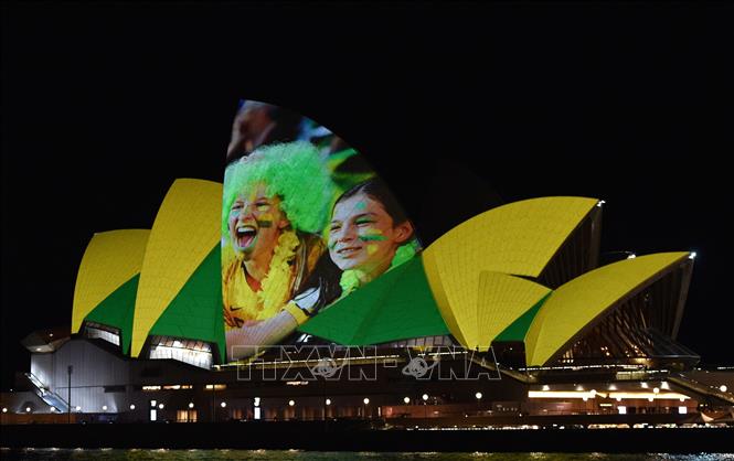 Trong ảnh: Nhà hát Opera Sydney (Australia) chạy hình ảnh các trận đấu bóng ăn mừng sự kiện nước này và New Zealand giành quyền đăng cai giải FIFA World Cup bóng đá nữ 2023. Ảnh: AFP/TTXVN