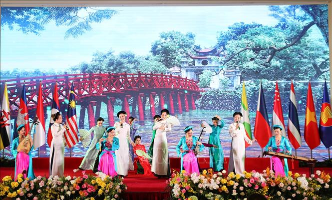 Photo: An art performance during the summit’s opening ceremony. VNA Photo