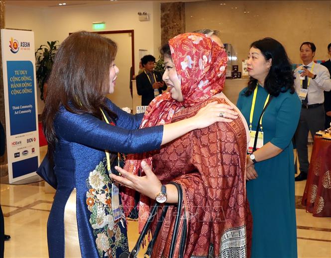 Photo: Delegates meet on the sidelines of the summit. VNA Photo