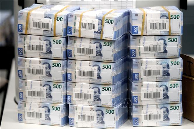 Trong ảnh: Đồng tiền giấy 500 pesos của Mexico. Ảnh: AFP/TTXVN
