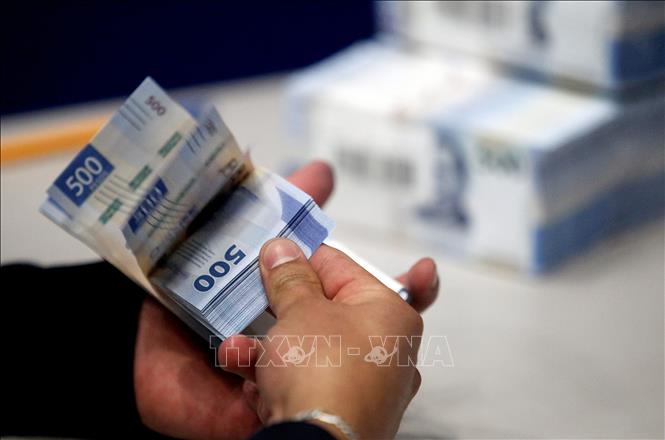 Trong ảnh: Đồng tiền giấy 500 pesos của Mexico. Ảnh: AFP/TTXVN
