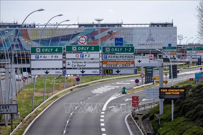 Trong ảnh: Sân bay Orly ở thủ đô Paris, Pháp, đóng cửa ngày 3/4/2020. Ảnh: THX/TTXVN