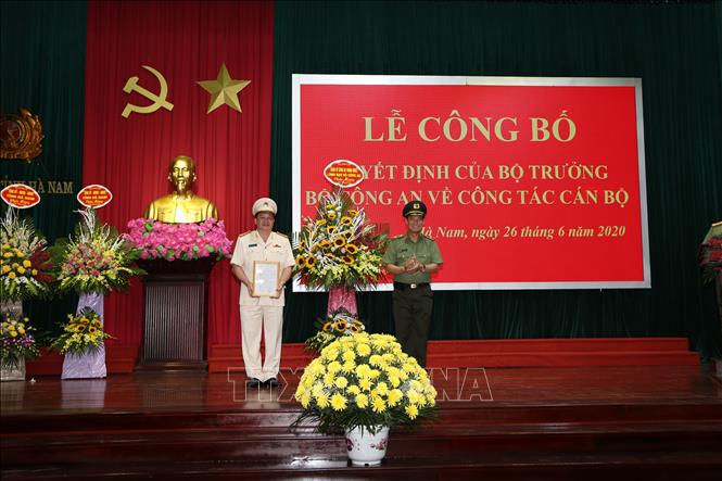 Trong ảnh: Thiếu tướng Lê Tấn Tới, Thứ trưởng Bộ Công an trao Quyết định của Bộ trưởng Bộ Công an và tặng hoa chúc mừng Đại tá Nguyễn Quốc Hùng. Ảnh: TTXVN phát