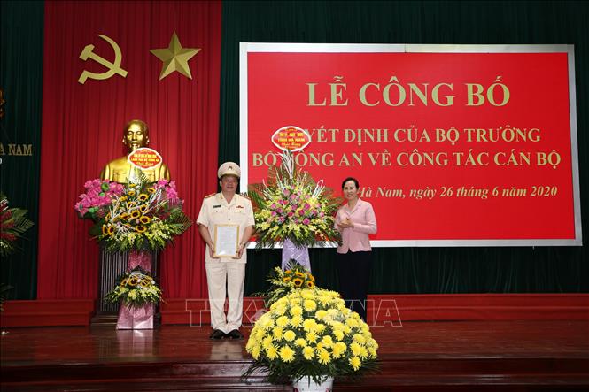 Trong ảnh: Bí thư Tỉnh ủy Hà Nam Lê Thị Thủy tặng hoa chúc mừng Đại tá Nguyễn Quốc Hùng - Giám đốc Công an tỉnh Hà Nam. Ảnh: TTXVN phát