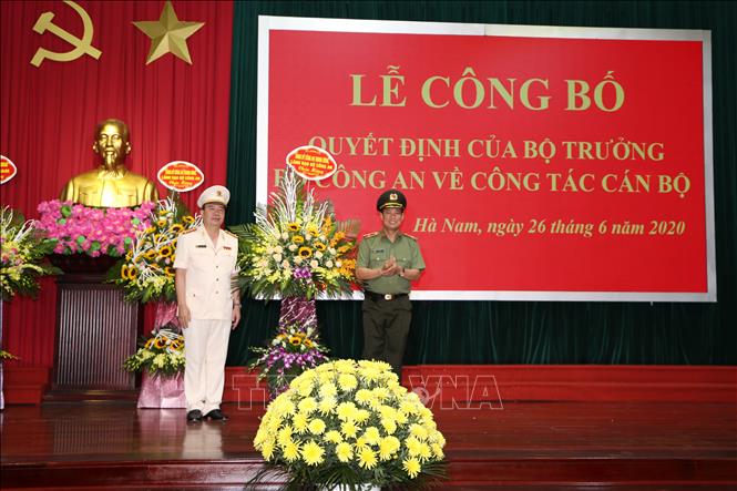 Trong ảnh: Thiếu tướng Lê Tấn Tới tặng hoa chúc mừng Đại tá Nguyễn Văn Trung. Ảnh: TTXVN phát
