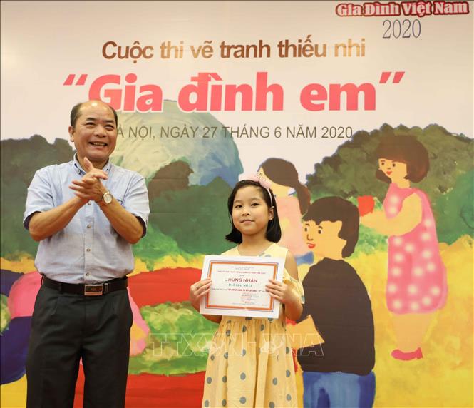 Trong ảnh: Ban tổ chức trao giải Nhất cho em Nguyễn Hà Vân, học sinh lớp 2A9, trường Tiểu học Tây Sơn. Ảnh: Thanh Tùng - TTXVN 