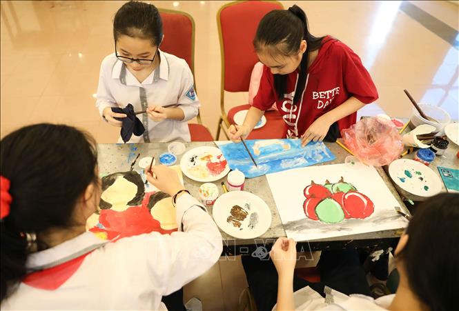 Trong ảnh: Các em thiếu nhi thi vẽ tranh chủ đề 