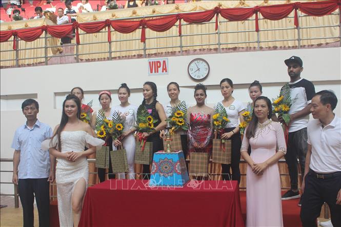 Trong ảnh: Ban tổ chức trao thưởng cho các vận động viên, các câu lạc bộ có tiết mục biểu diễn xuất sắc. Ảnh: Hoa Mai - TTXVN
