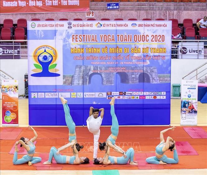 Trong ảnh: Tiết mục biểu diễn với kỹ năng điêu luyện của các vận động viên đến từ Ấn Độ - cái nôi của Yoga. Ảnh: Hoa Mai - TTXVN