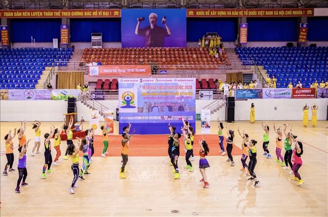 Trong ảnh: Tiết mục biểu diễn với kỹ năng điêu luyện của các vận động viên đến từ Ấn Độ - cái nôi của Yoga. Ảnh: Hoa Mai - TTXVN