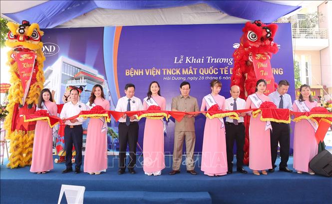Trong ảnh: Các đại biểu cắt băng khai trương Bệnh viện chuyên khoa Mắt quốc tế DND Hải Dương. Ảnh: TTXVN
