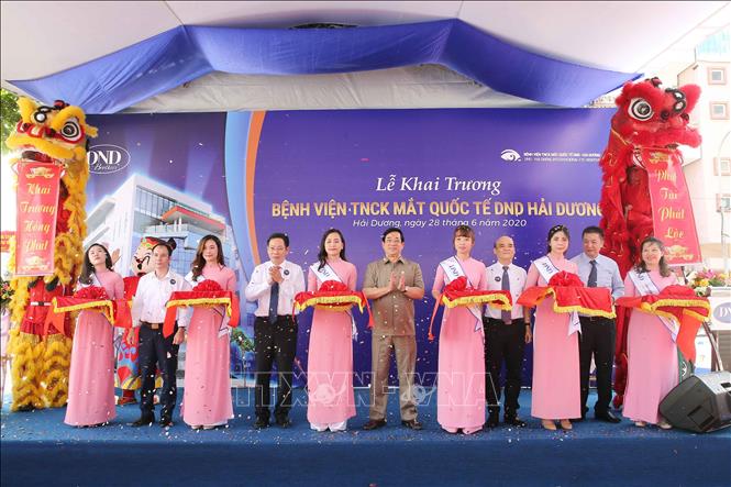Trong ảnh: Các đại biểu cắt băng khai trương Bệnh viện chuyên khoa Mắt quốc tế DND Hải Dương. Ảnh: TTXVN
