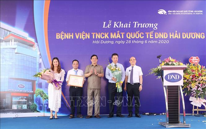 Trong ảnh: PGS.TS Lương Ngọc Khuê- Cục trưởng Cục Quản lý Khám chữa bệnh, Bộ Y tế trao Giấy phép hoạt động khám chữa bệnh cho Bệnh viện TNCK Mắt quốc tế DND Hải Dương. Ảnh: TTXVN