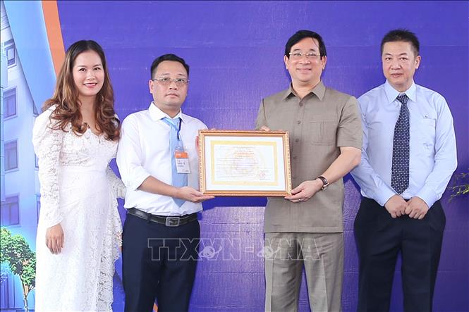 Trong ảnh: PGS.TS Lương Ngọc Khuê- Cục trưởng Cục Quản lý Khám chữa bệnh, Bộ Y tế trao Giấy phép hoạt động khám chữa bệnh cho Bệnh viện TNCK Mắt quốc tế DND Hải Dương. Ảnh: TTXVN
