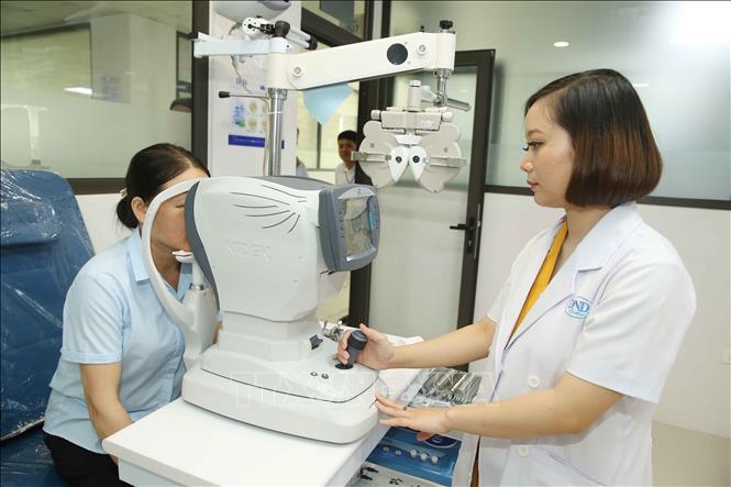 Trong ảnh: Bác sĩ khám mắt tổng quát và chuyên sâu cho bệnh nhân. Ảnh: TTXVN
