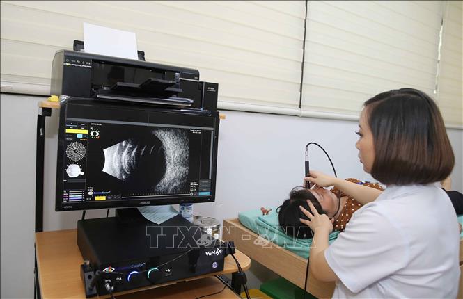 Trong ảnh: Bác sĩ khám mắt tổng quát và chuyên sâu cho bệnh nhân. Ảnh: TTXVN
