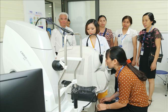 Trong ảnh: Bệnh viên đầu tư hệ thống máy móc, thiết bị y khoa theo tiêu chuẩn quốc tế cùng đội ngũ bác sĩ nhãn khoa hơn 30 năm kinh nghiệm chuyên môn.. Ảnh: TTXVN