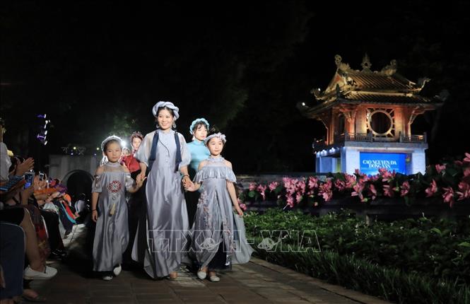 Photo: Models with Vietnamese traditional long dresses during the show. VNA Photo: Thành Đạt