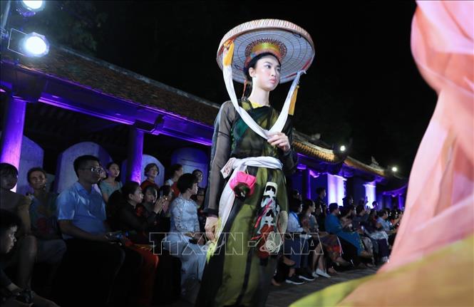 Photo: A model with Vietnamese traditional long dress during the show. VNA Photo: Thành Đạt