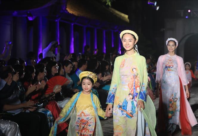 Photo: Models with Vietnamese traditional long dresses during the show. VNA Photo: Thành Đạt
