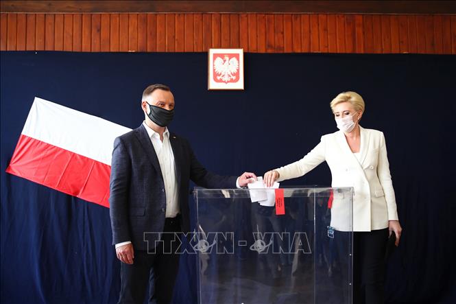 Trong ảnh: Tổng thống Ba Lan Andrzej Duda (trái) bỏ phiếu tại điểm bầu cử Tổng thống ở Krakow ngày 28/6/2020. Ảnh: PAP/TTXVN