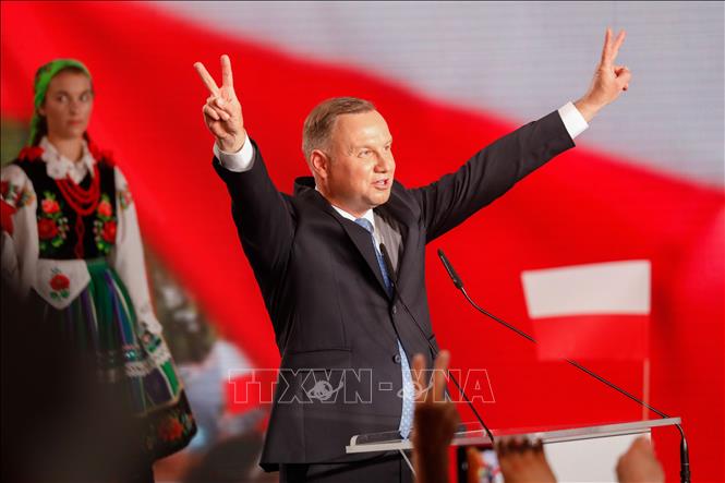 Trong ảnh: Tổng thống Ba Lan Andrzej Duda bên những người ủng hộ tại Lowicz ngày 28/6/2020, sau khi kết quả thăm dò cuộc bầu cử Tổng thống được công bố. Ảnh: AFP/TTXVN