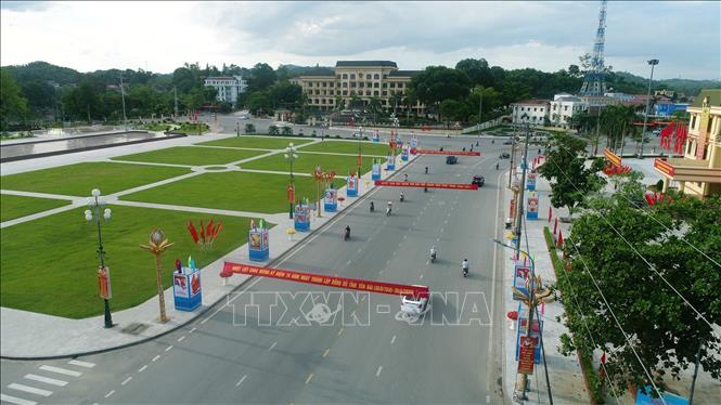 Trong ảnh: Đường phố Yên Bái rợp cờ hoa chào mừng kỷ niệm 120 năm ngày thành lập tỉnh Yên Bái (11/4/1900 - 11/4/2020) và 75 năm ngày thành lập Đảng bộ tỉnh Yên Bái (7/5/1945 - 7/5/2020). Ảnh: Đức Tưởng - TTXVN