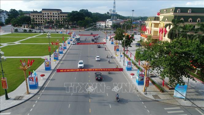 Trong ảnh: Đường phố Yên Bái rợp cờ hoa chào mừng kỷ niệm 120 năm ngày thành lập tỉnh Yên Bái (11/4/1900 - 11/4/2020) và 75 năm ngày thành lập Đảng bộ tỉnh Yên Bái (7/5/1945 - 7/5/2020). Ảnh: Đức Tưởng - TTXVN