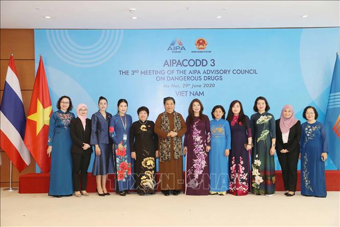Photo: Female delegates pose for a photo on the sidelines of the meeting. VNA Photo: Phương Hoa