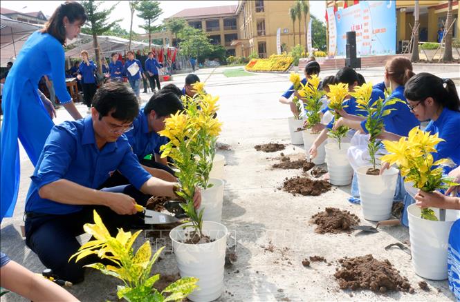 Trong ảnh: Các đại biểu Trồng cây lưu niệm tại khuôn viên nhà trường THPT B Phủ Lý. Ảnh: Đại Nghĩa - TTXVN